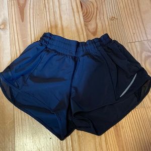 black lululemon hotty hot shorts 2.5 inseam